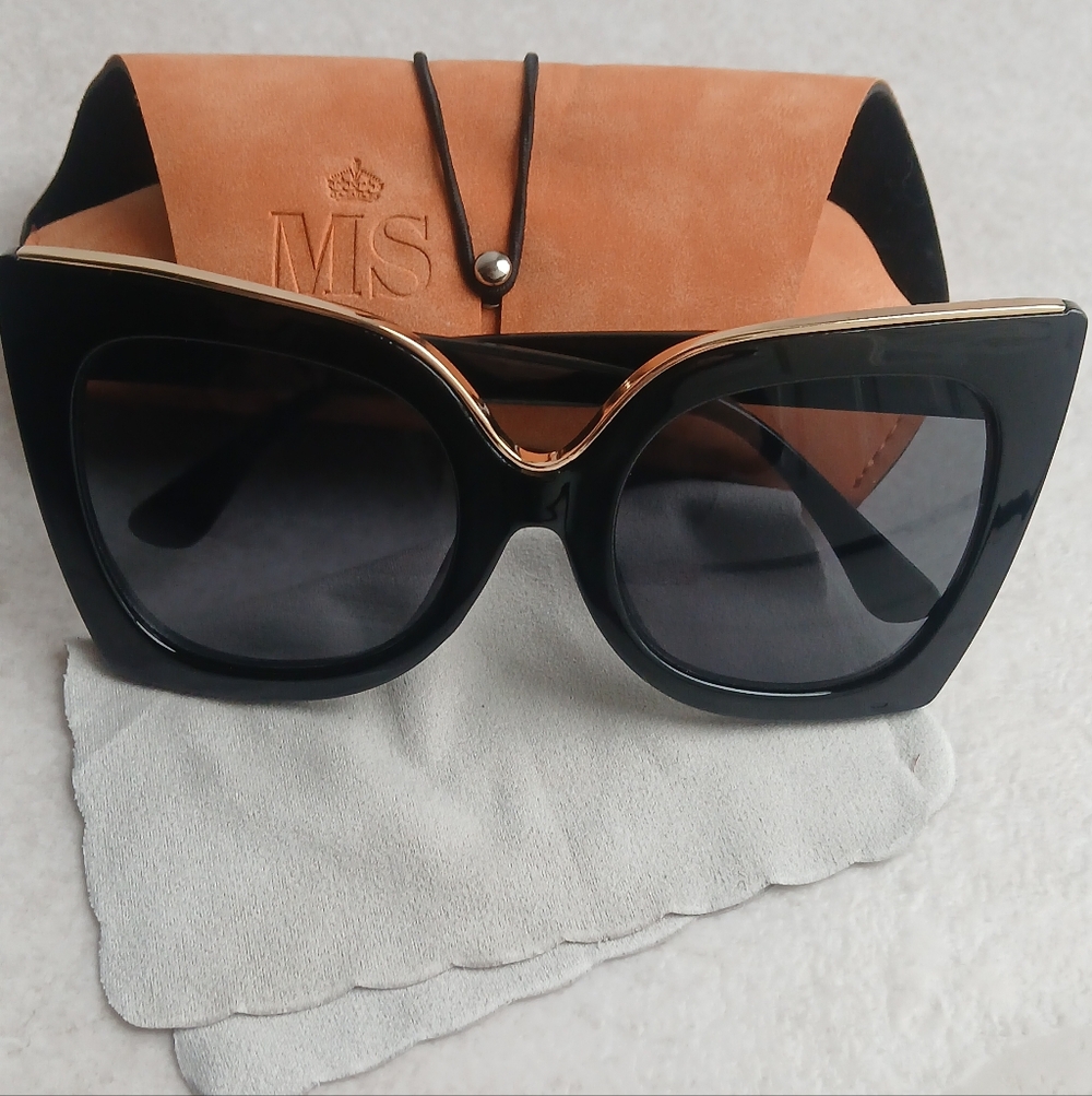 Black and Gold Women's Oversized Retro Style Sunglasses